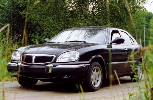 "Античният" вид е съчетан с компетентна инженерна работа. Прототипите са тествани в аеродинамичен тунел и разработени вземайки под внимание актуалните тогава изисквания за пасивна безопасност, включително с оглед на успешното преминаване на краш теста EuroNCAP. Например, вратите са подсилени с надлъжни греди, а спирачната система е оборудвана с ABS от Bosch. Изглежда, че за първи път в руската автомобилна индустрия&hellip;

В дизайна на новата Волга обаче, усъвършенствани технически решения, "тествани" върху предишни неуспешни проекти, вървяха ръка за ръка с детайли от средата на 20-ти век. Така например, моделът получава кормилно управление с рейка и зъбно колело и модерно предно окачване на носачи. Със сферични шарнири вместо типичните за Волга и изискващи честа поддръжка централни болтове.
